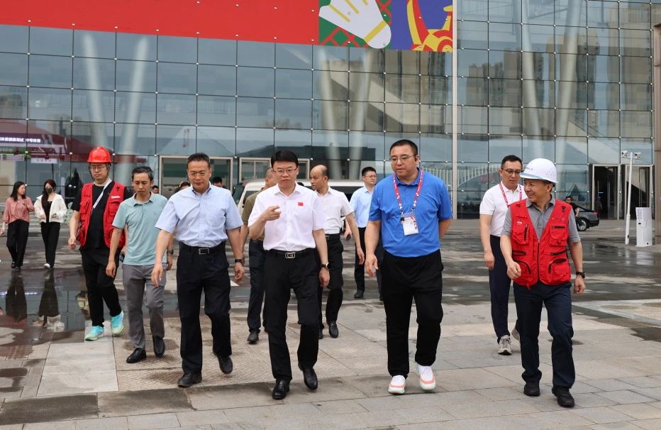 江西省副省长史可一行莅临南昌绿地国博调研2025中国体博会筹备情况