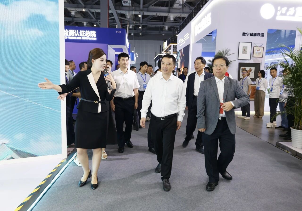 江西省副省长夏文勇一行莅临南昌绿地国际博览中心巡看展会