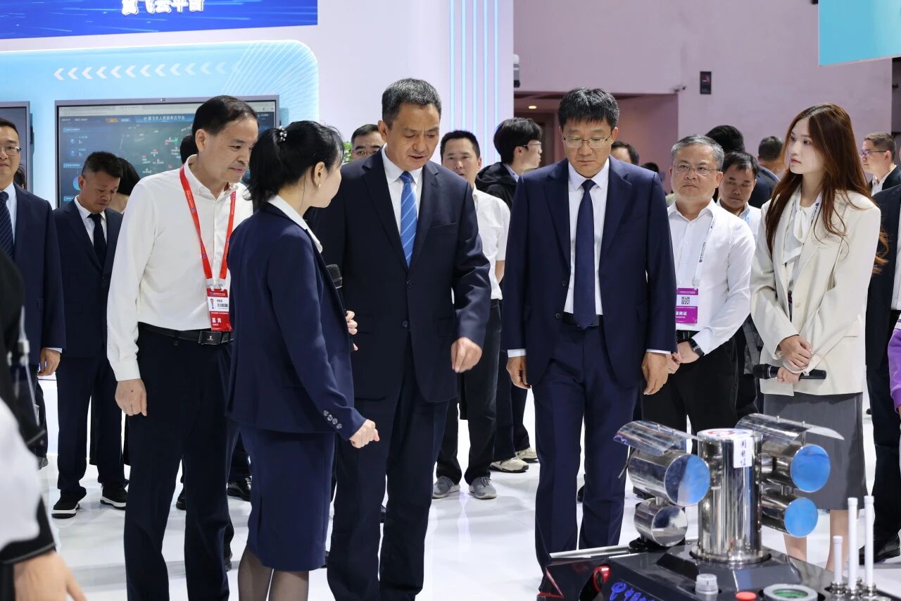 省市领导李红军、夏文勇、高世文等莅临南昌绿地国际博览中心巡看第七届VR/AR产业博览会